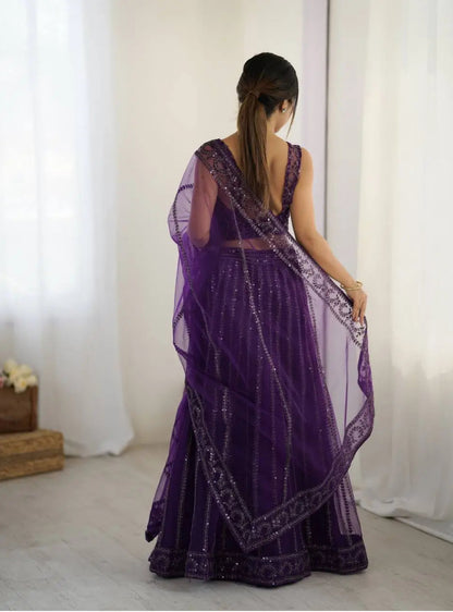 Eleganter rosa-grauer Braut-Lehenga mit Zarkan-Stickerei und Pailletten