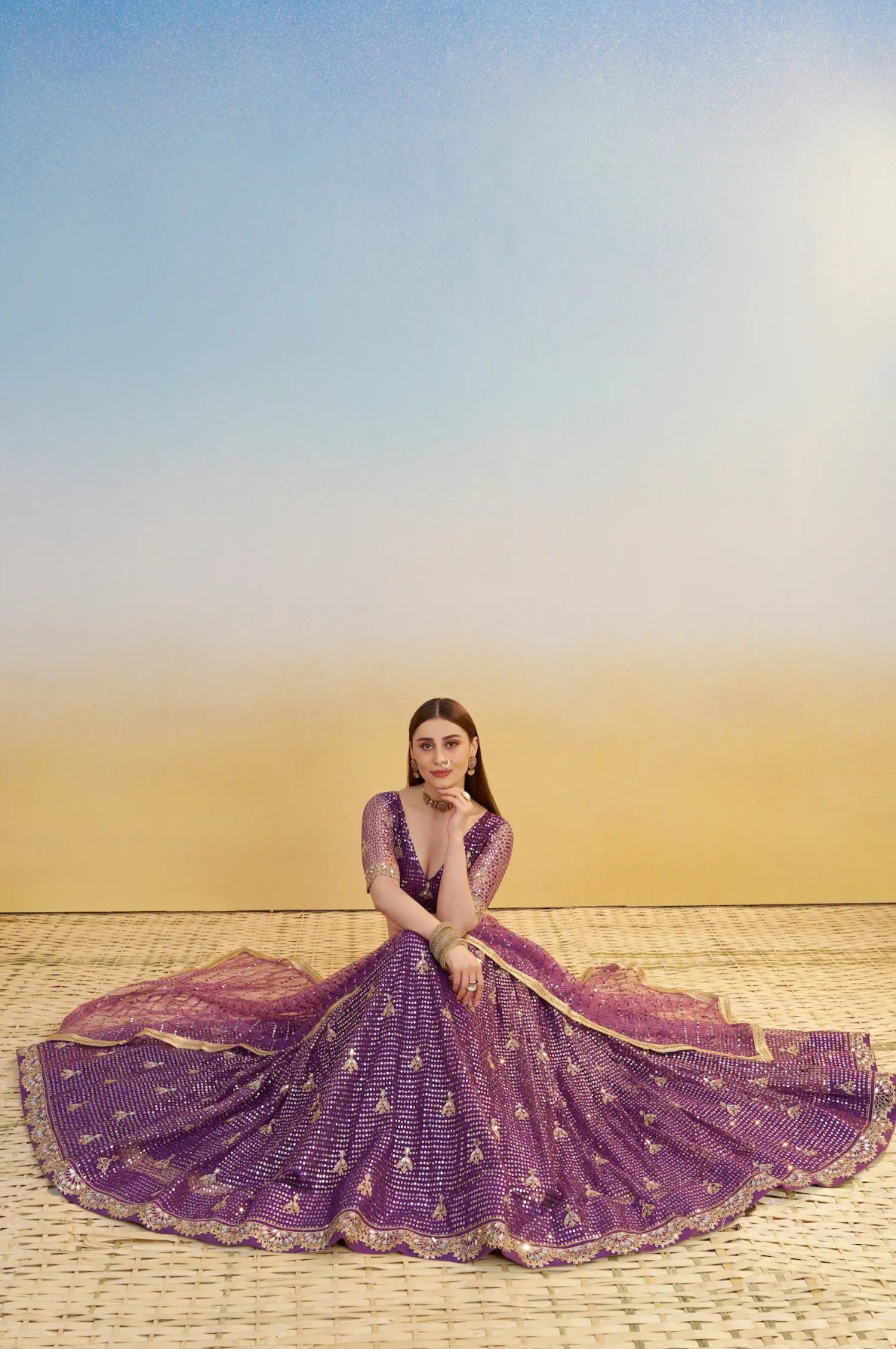 Eleganter rosa-grauer Braut-Lehenga mit Zarkan-Stickerei und Pailletten