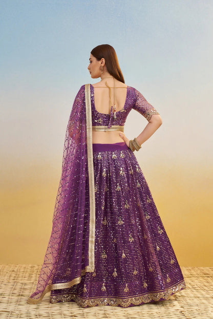 Eleganter rosa-grauer Braut-Lehenga mit Zarkan-Stickerei und Pailletten