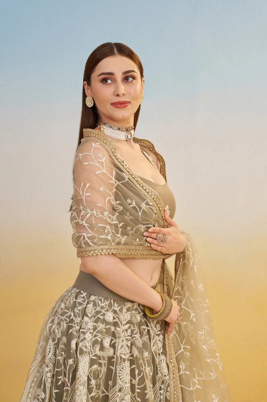 Lehenga Beige Taupe et clair en tulle avec broderies et sequins brillants festif COLLECTION LARA