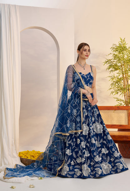 Lehenga bleu marine en filet avec broderies et sequins COLLECTION MAISHA