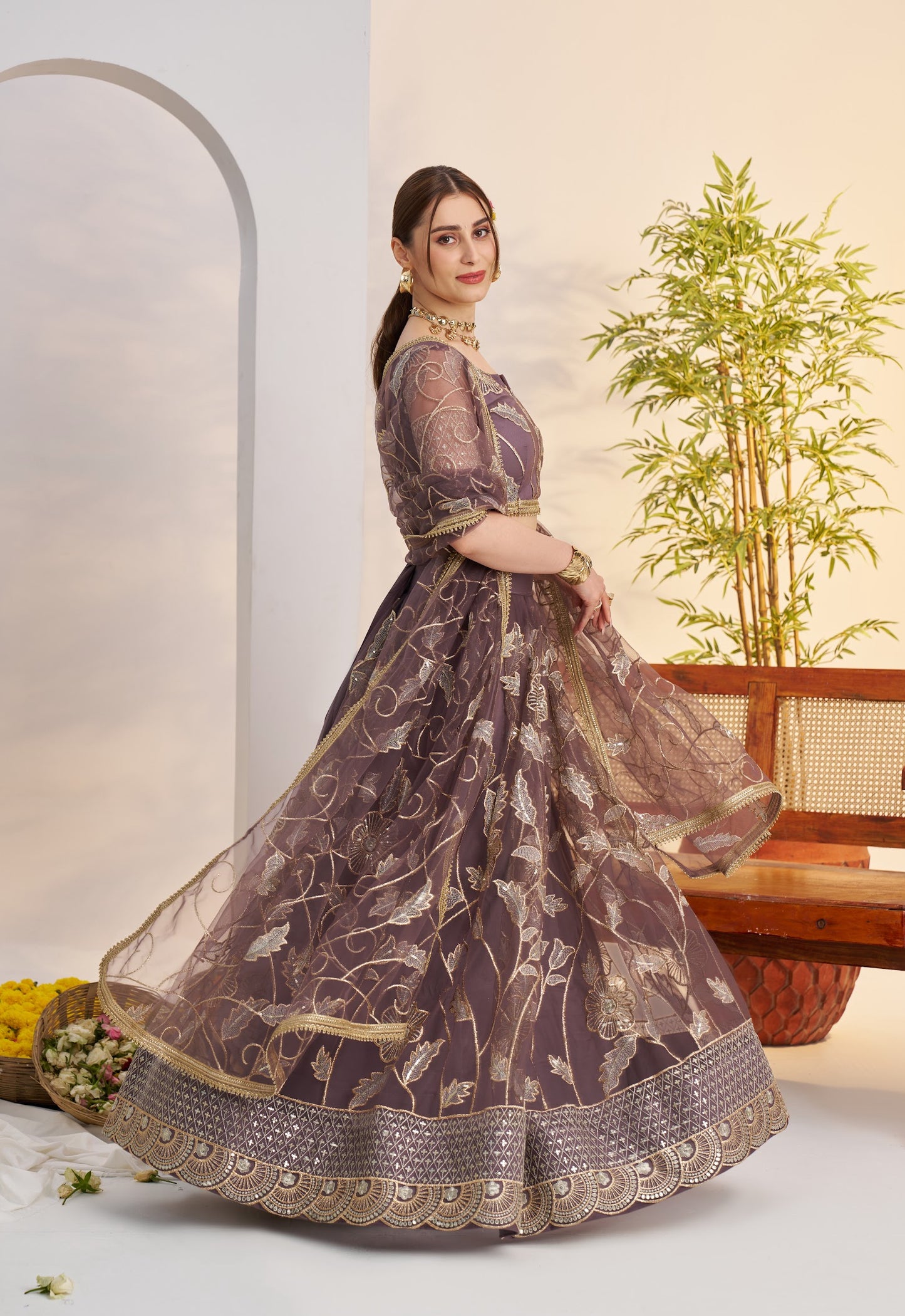 Lehenga violet doux en filet avec broderies et sequins COLLECTION MAISHA