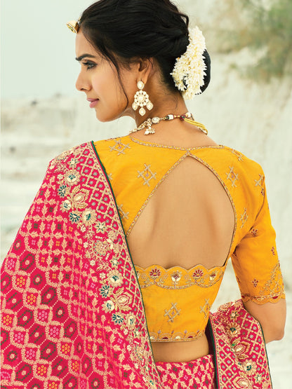 Sari rouge en pur tissu georgette bandhej avec travail fait main de moti et cut-dana COLLECTION KHUSHI