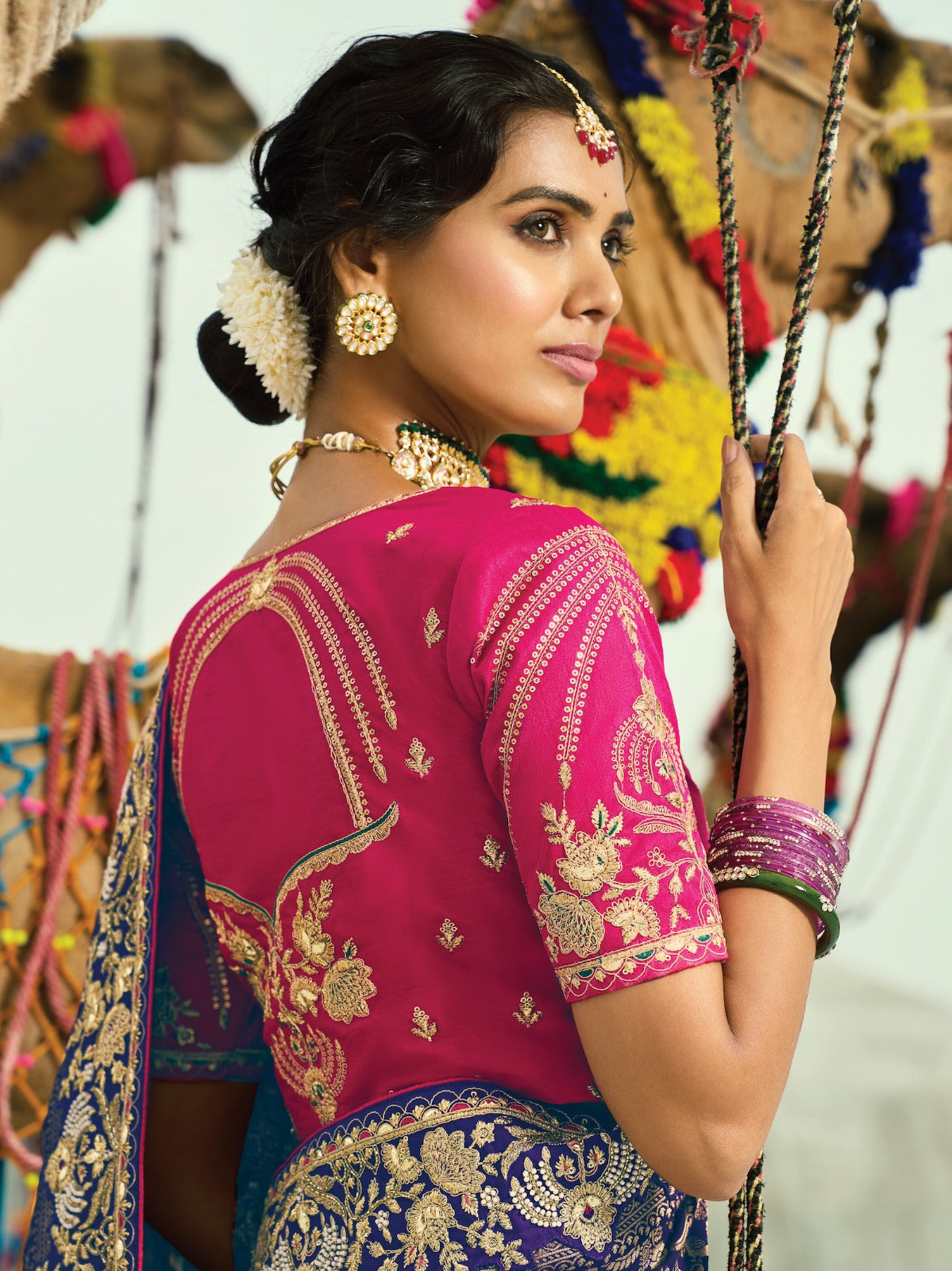 Sari violet et rose fuchsia en pur tissu georgette bandhej avec travail fait main de moti et cut-dana COLLECTION KHUSHI