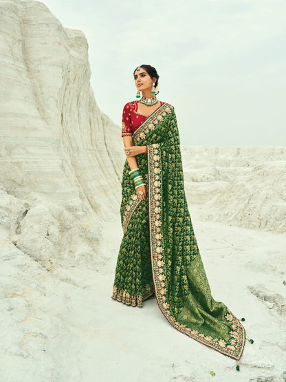 Sari vert foncé en pur tissu georgette bandhej avec travail fait main de moti et cut-dana COLLECTION KHUSHI