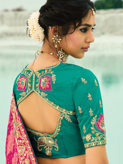 Sari rose fuchsia et turquoise en pur tissu georgette bandhej avec travail fait main de moti et cut-dana COLLECTION KHUSHI