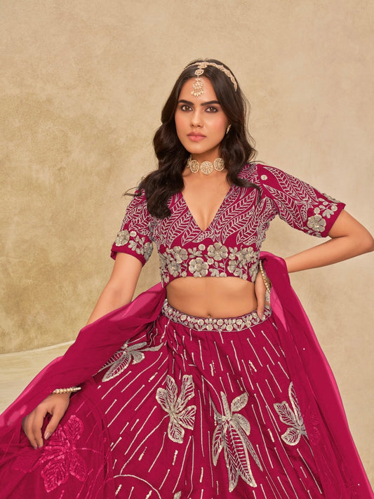 Lehenga rose fuchsia de soirée avec fleurs en soie artificielle COLLECTION RIYAH