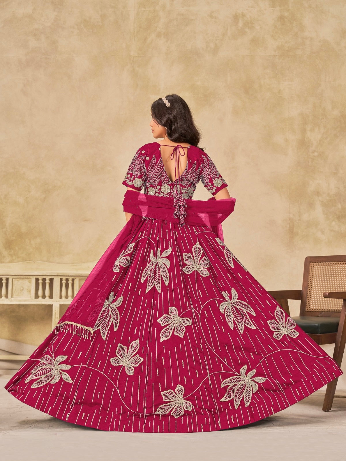 Lehenga rose fuchsia de soirée avec fleurs en soie artificielle COLLECTION RIYAH