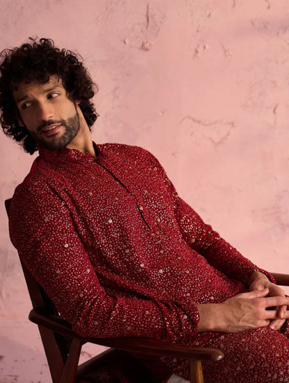 Kurta Pantalon Set Rouge Bordeaux Sequins brodés en Georgette Zari