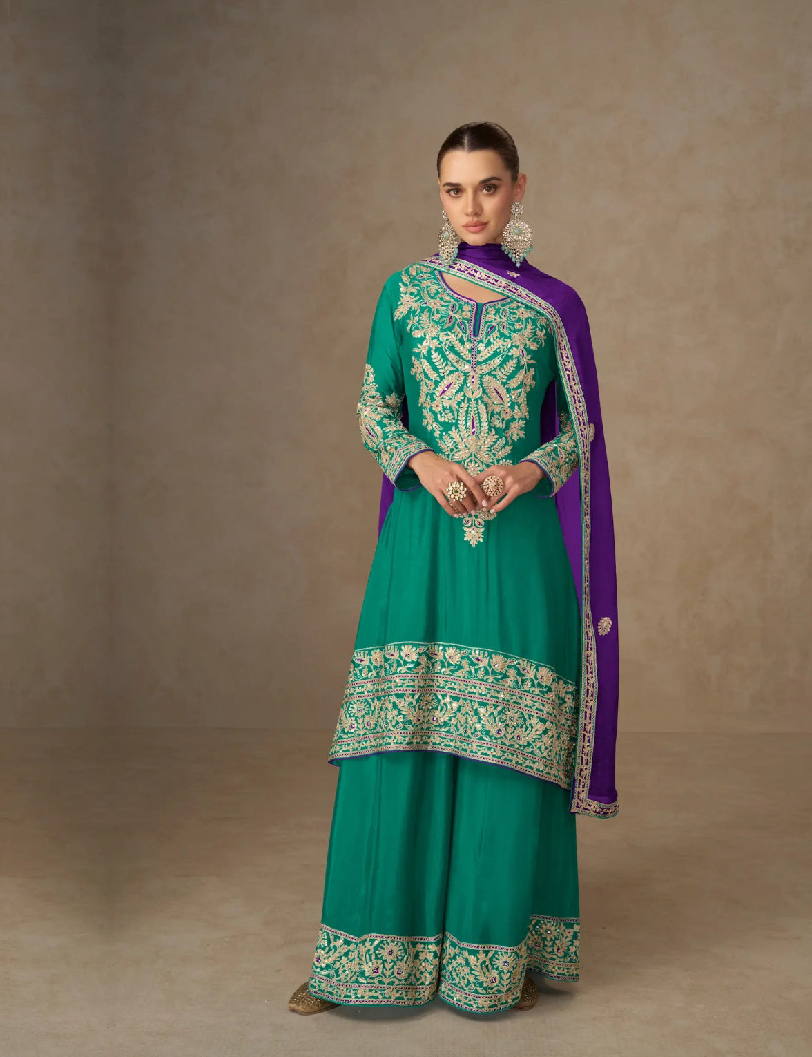 Salwar Palazzo en soie chinon avec broderies de miroirs vert pin vif avec dupatta contrasté COLLECTION SHARMILA