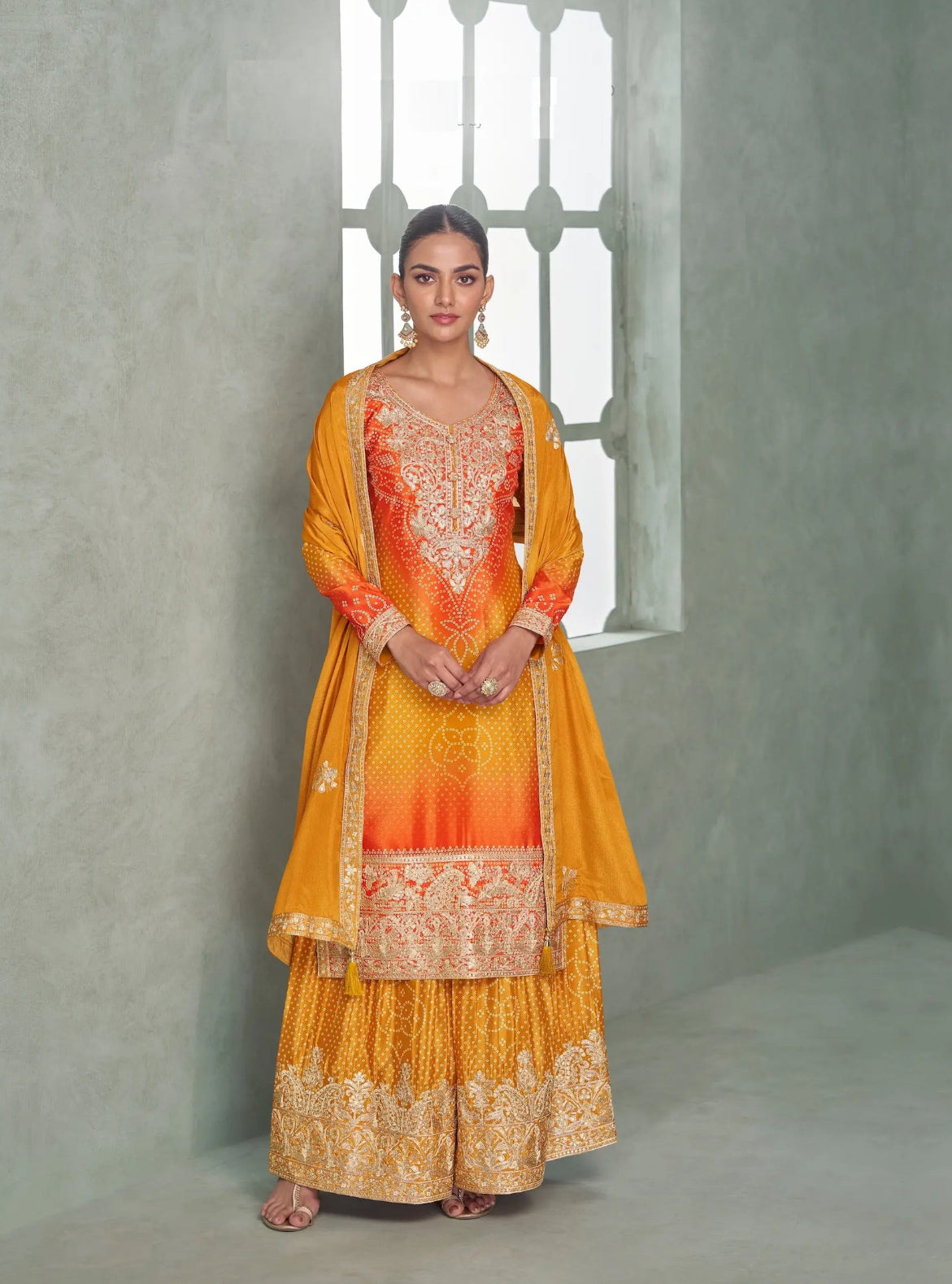 Salwar Palazzo en soie chinon avec broderies et motifs jaune soleil et orange bicolore COLLECTION AMREEN