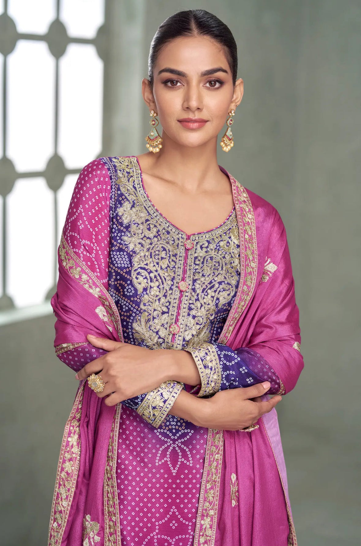 Salwar Palazzo en soie chinon avec broderies et motifs rose fuchsia et violet iris bicolore COLLECTION AMREEN