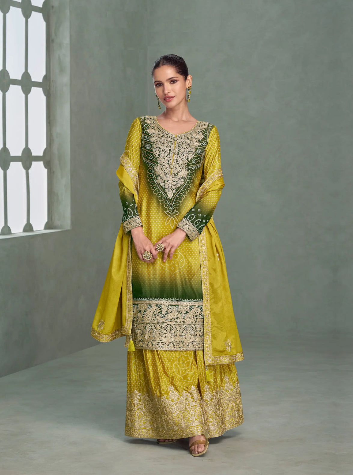 Salwar Palazzo en soie chinon avec broderies et motifs jaune citron et vert foncé bicolore COLLECTION AMREEN