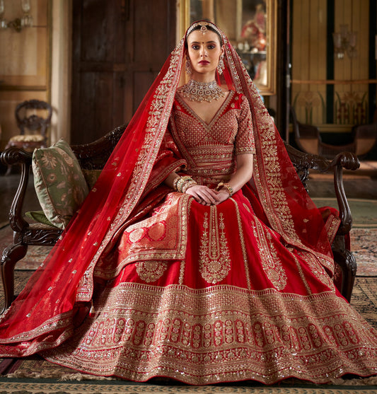 Lehenga de mariée rouge foncé traditionnel inspiration de créateur COLLECTION SAJYA