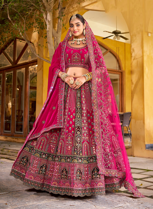 Lehenga de mariée rose fuchsia foncé avec détails multicolores traditionnel en velours premium inspiration de créateur COLLECTION SAHIBA