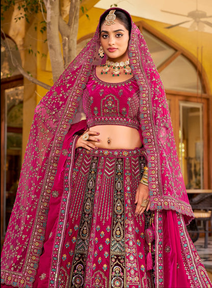 Lehenga de mariée rose fuchsia foncé avec détails multicolores traditionnel en velours premium inspiration de créateur COLLECTION SAHIBA