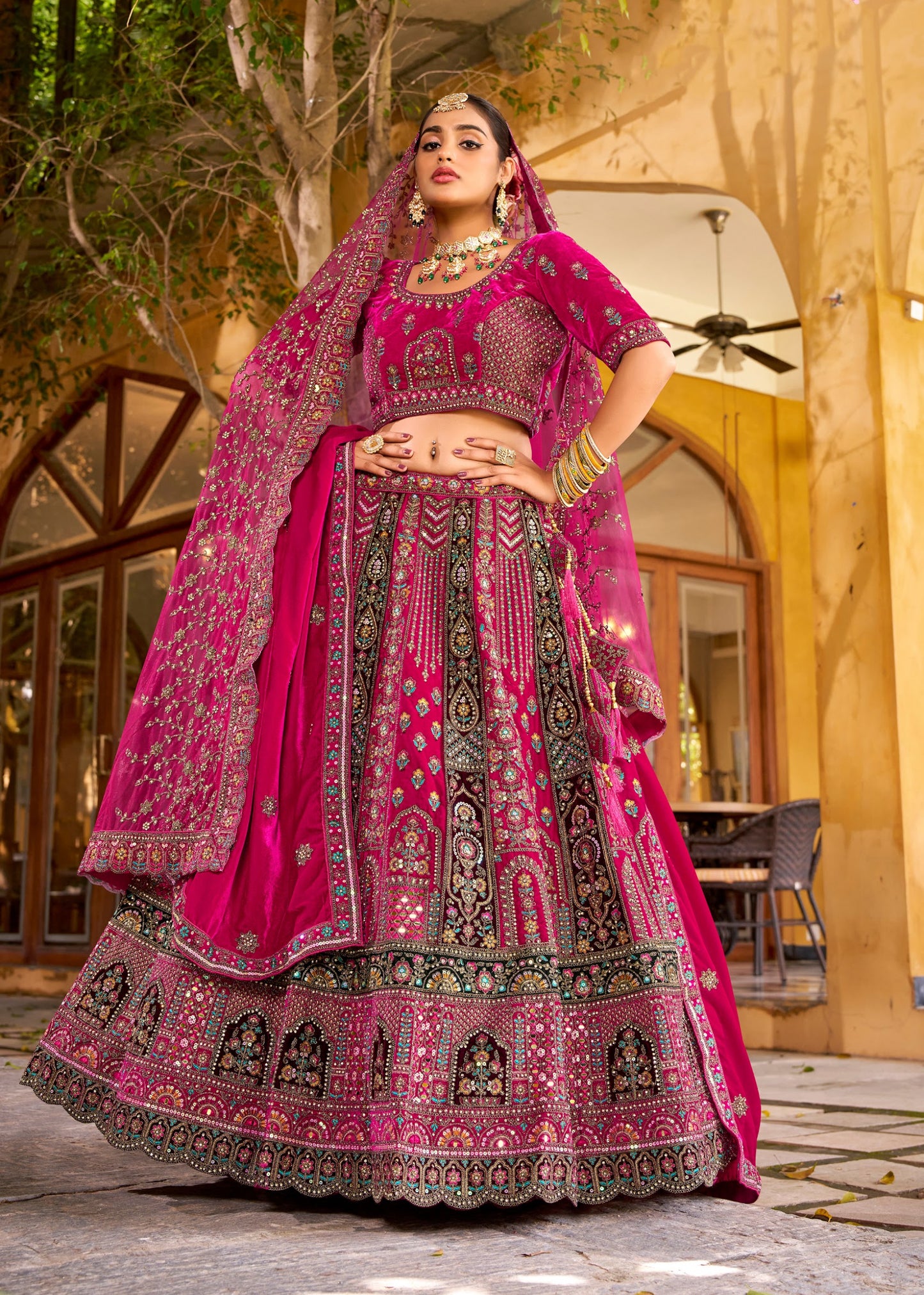 Lehenga de mariée rose fuchsia foncé avec détails multicolores traditionnel en velours premium inspiration de créateur COLLECTION SAHIBA