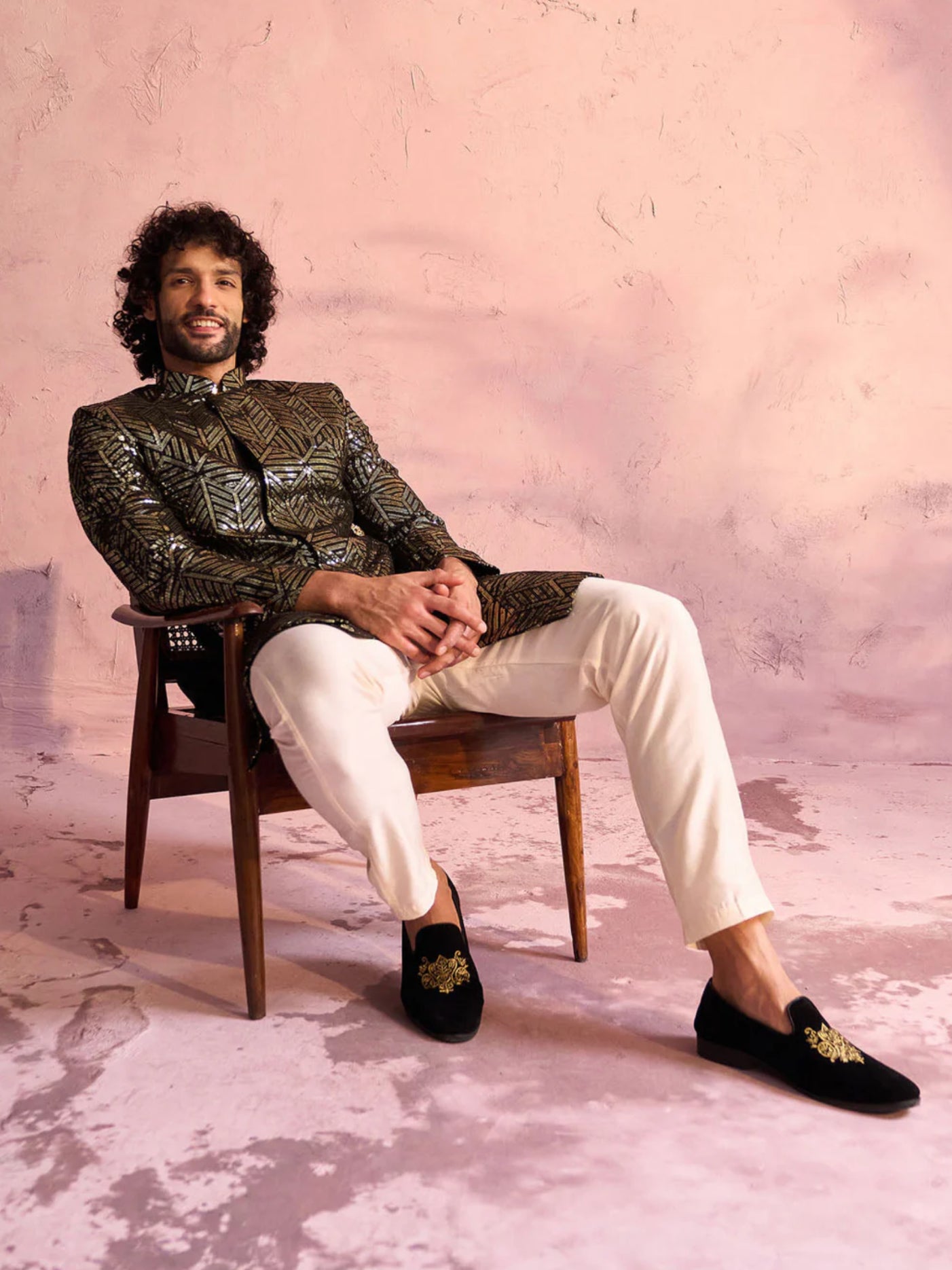 Ensemble Homme Sherwani de fête noir en georgette orné de sequins avec pantalon crème