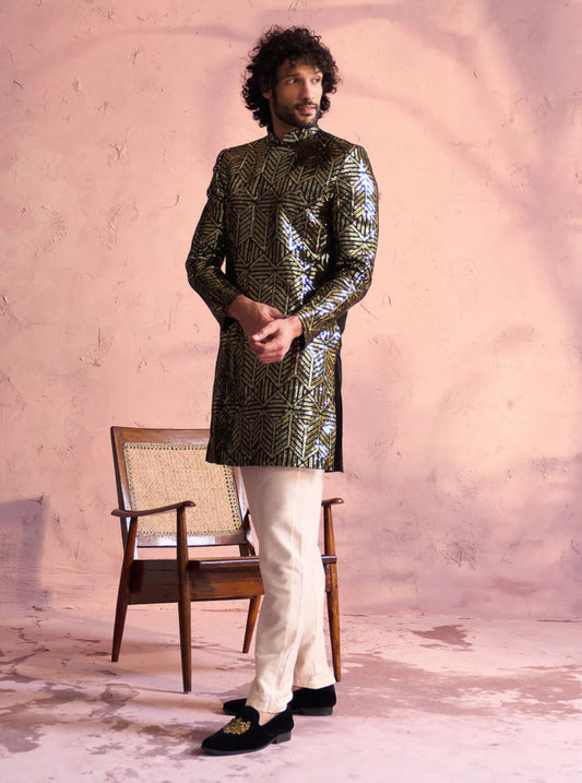 Ensemble Homme Sherwani de fête noir en georgette orné de sequins avec pantalon crème