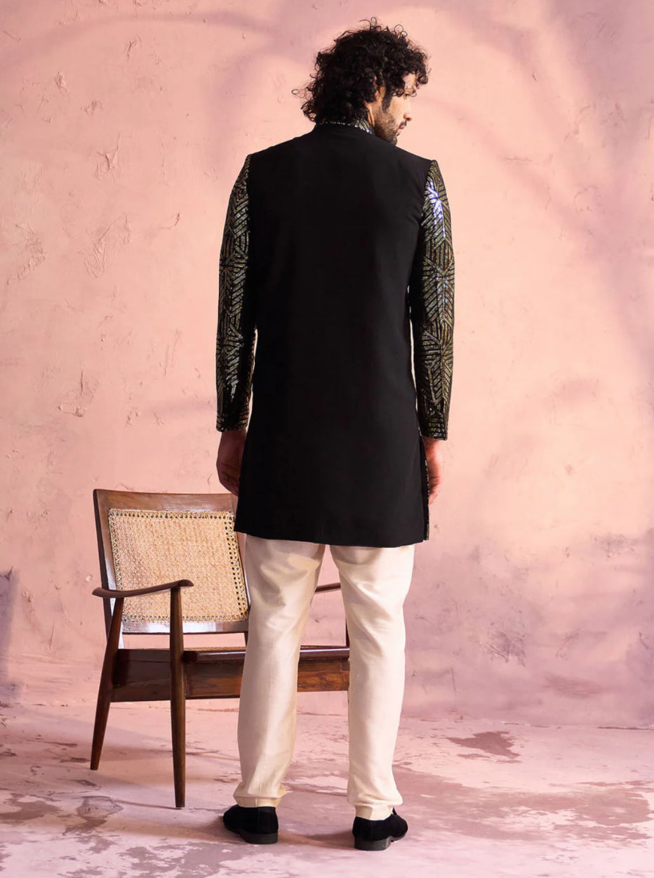 Ensemble Homme Sherwani de fête noir en georgette orné de sequins avec pantalon crème