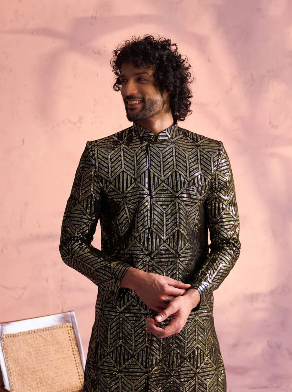 Ensemble Homme Sherwani de fête noir en georgette orné de sequins avec pantalon crème