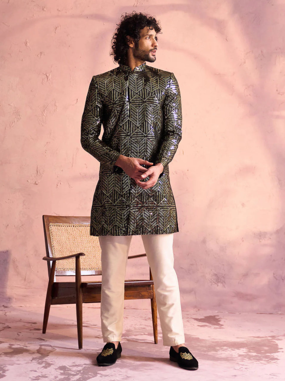 Ensemble Homme Sherwani de fête noir en georgette orné de sequins avec pantalon crème