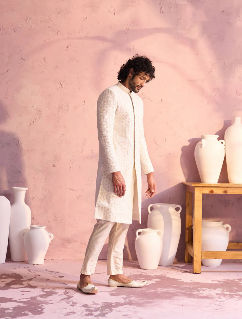 Ensemble Homme Sherwani blanc crème en georgette orné de sequins avec pantalon crème