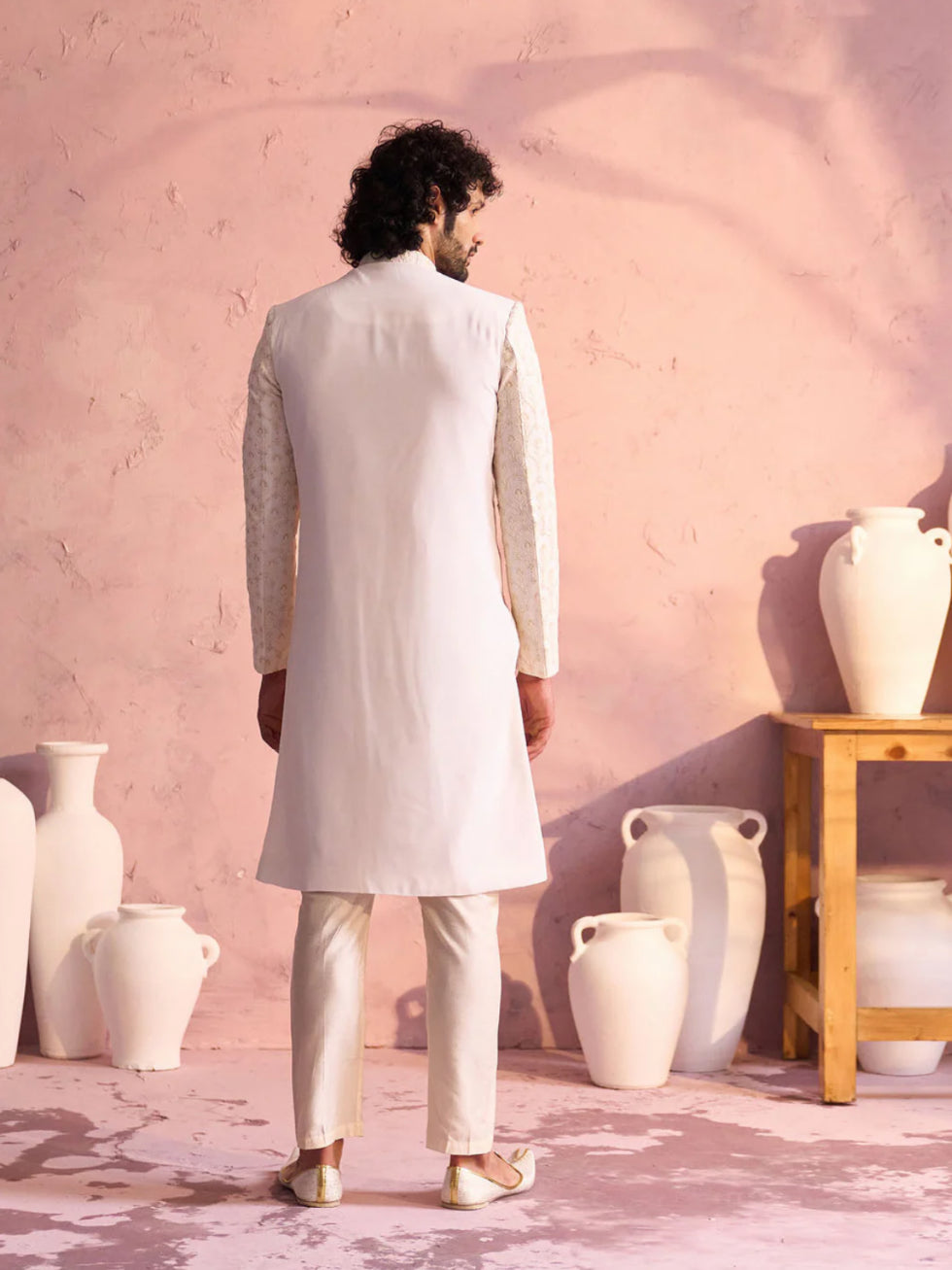 Ensemble Homme Sherwani blanc crème en georgette orné de sequins avec pantalon crème