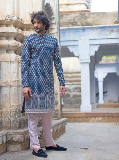 Ensemble Homme 3 pièces Sherwani bleu marine en georgette brodé avec pantalon rose clair