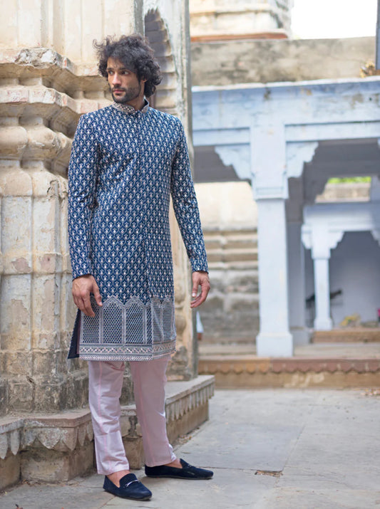 Ensemble Homme 3 pièces Sherwani bleu marine en georgette brodé avec pantalon rose clair