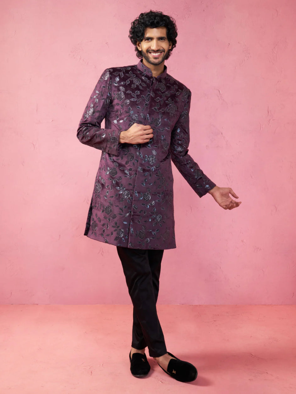 Ensemble Homme Kurta violet foncé romantique en velours à motifs brodés avec pantalon noir moderne