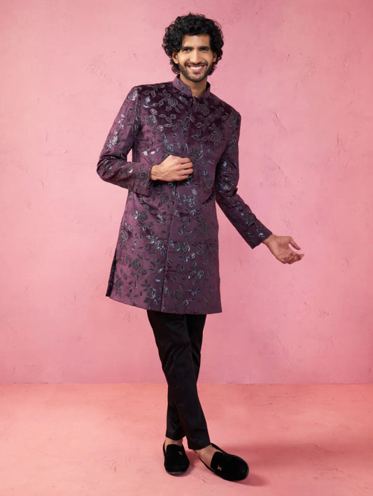 Ensemble Homme Kurta violet foncé romantique en velours à motifs brodés avec pantalon noir moderne