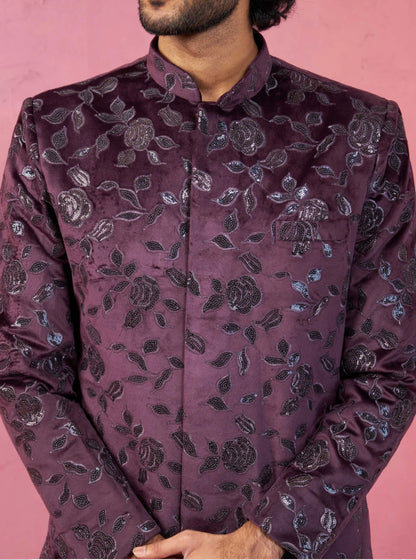 Ensemble Homme Kurta violet foncé romantique en velours à motifs brodés avec pantalon noir moderne