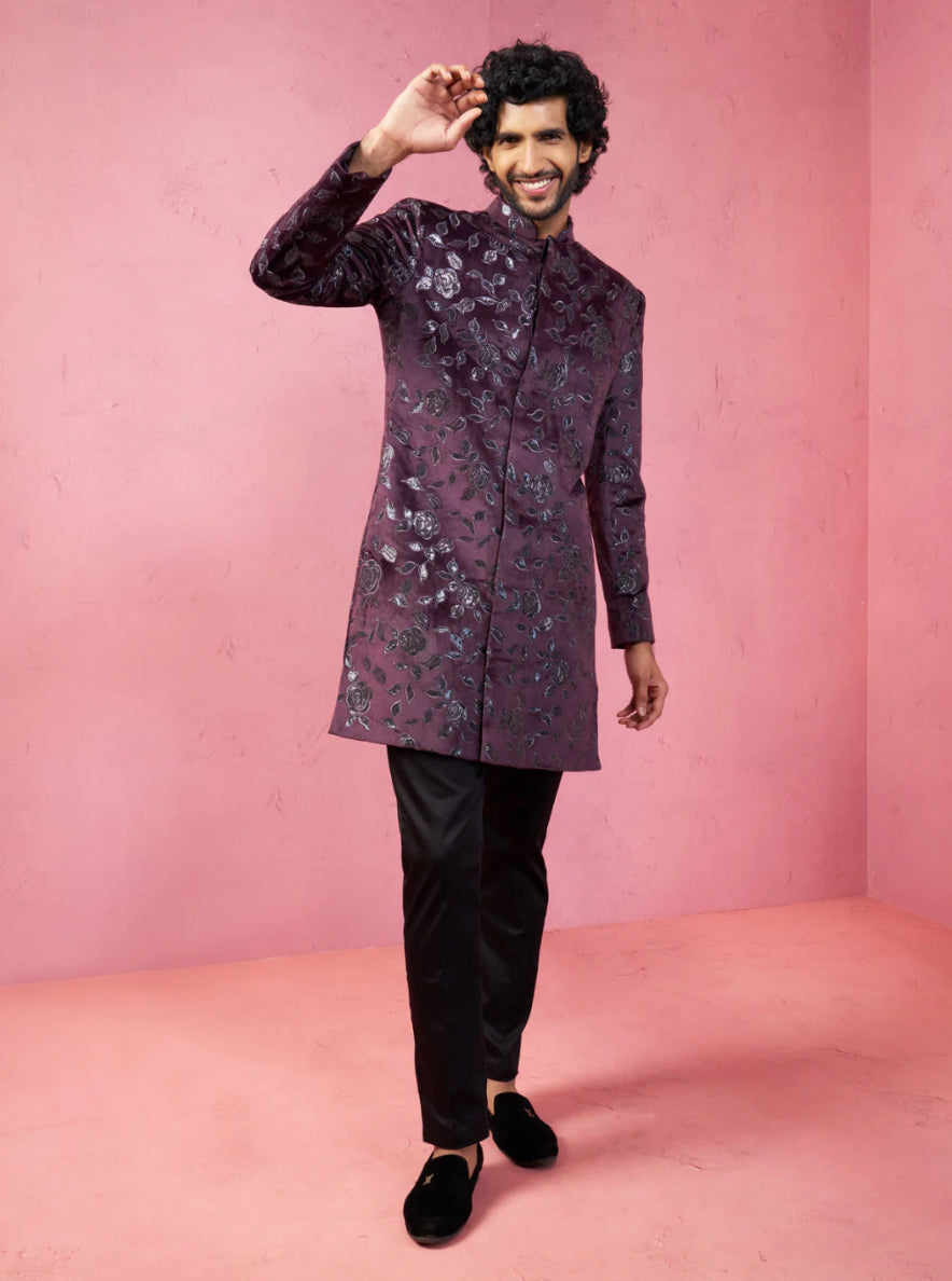 Ensemble Homme Kurta violet foncé romantique en velours à motifs brodés avec pantalon noir moderne
