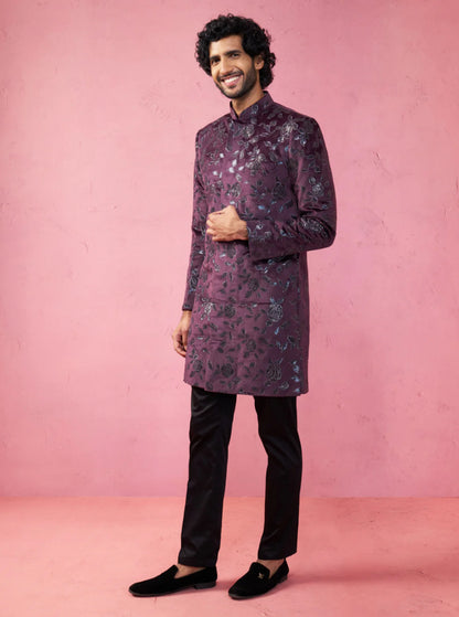 Ensemble Homme Kurta violet foncé romantique en velours à motifs brodés avec pantalon noir moderne