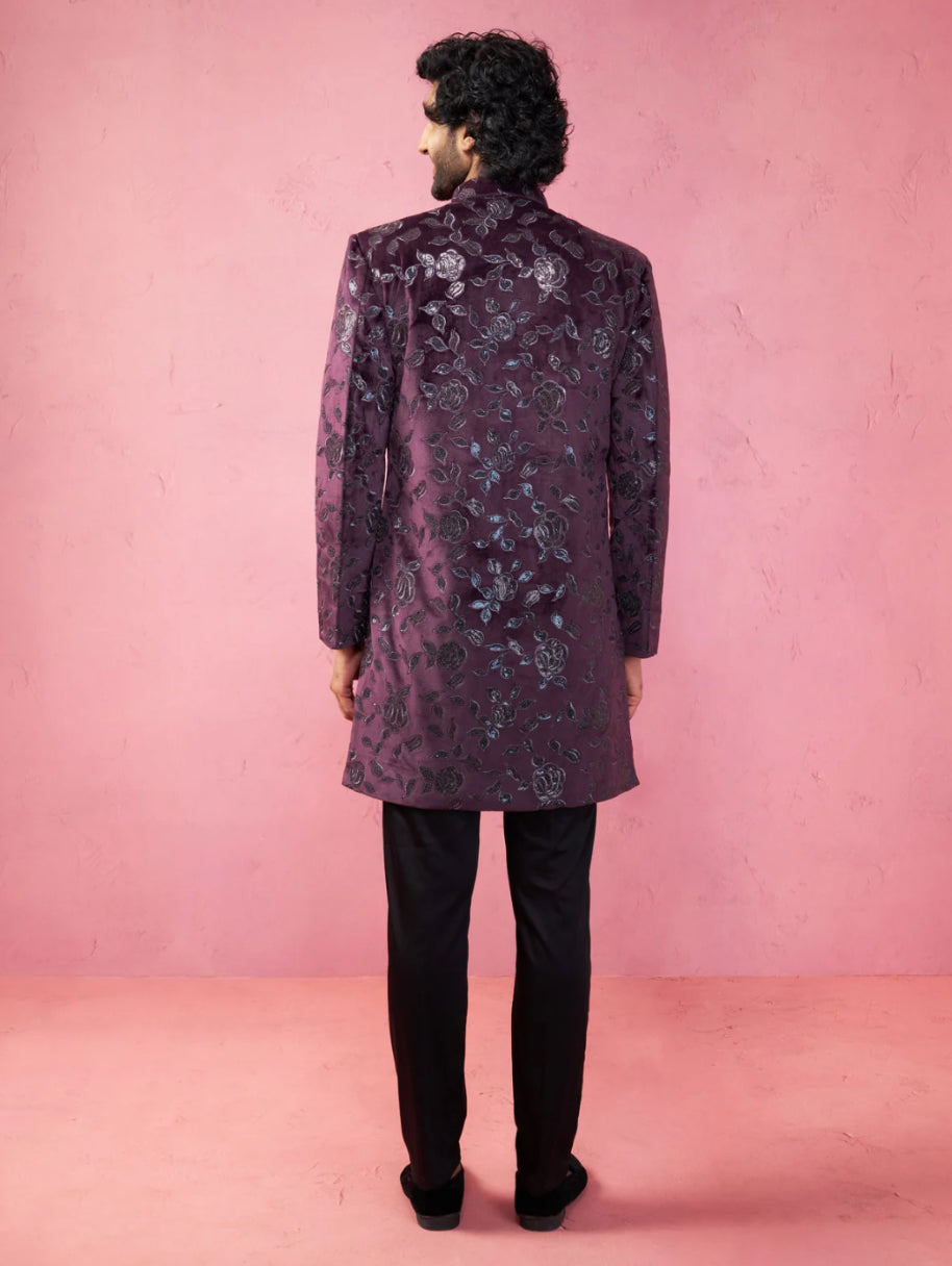 Ensemble Homme Kurta violet foncé romantique en velours à motifs brodés avec pantalon noir moderne