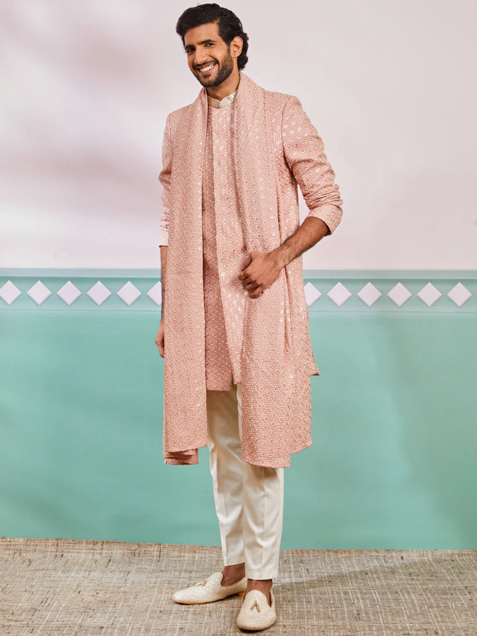 Ensemble Homme Kurta rose pêche de célébration en rayon avec Dupatta et pantalon crème COLLECTION KABIR