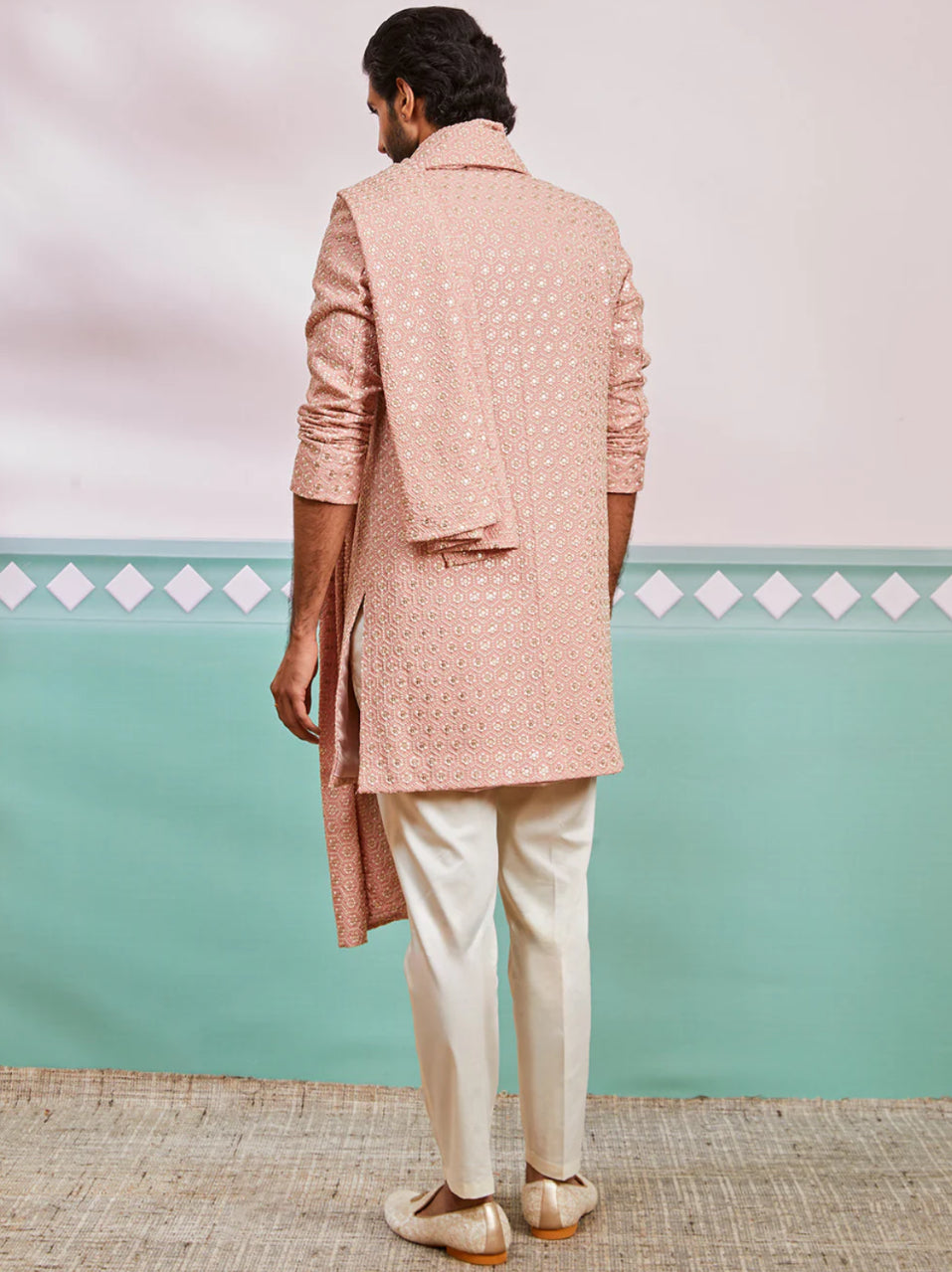 Ensemble Homme Kurta rose pêche de célébration en rayon avec Dupatta et pantalon crème COLLECTION KABIR