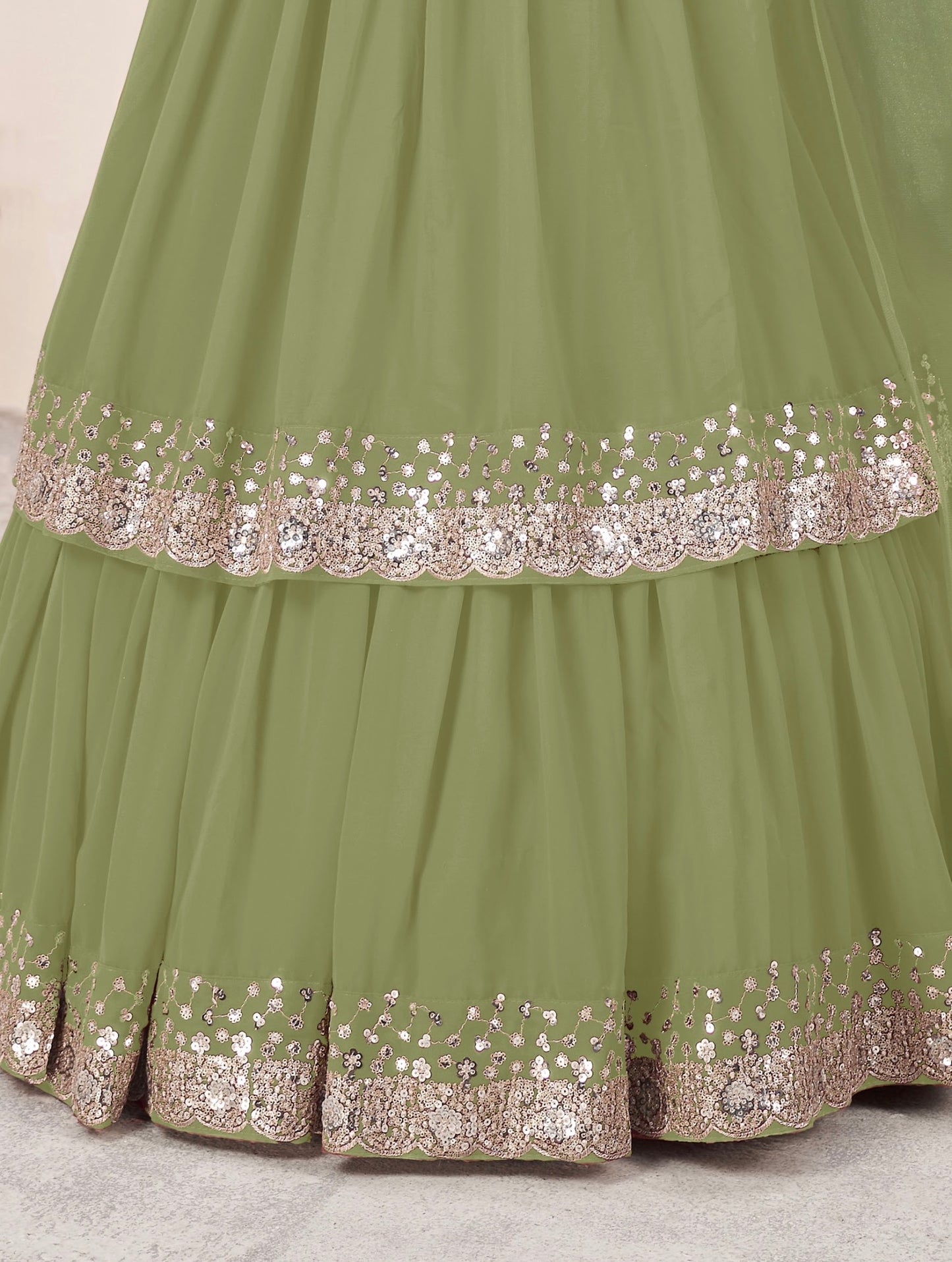 Lehenga vert olive de fête en georgette et broderies travaillées COLLECTION ANJALI