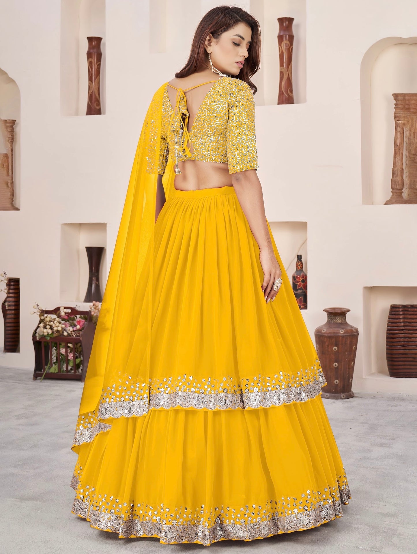 Lehenga jaune flamboyant de fête en georgette et broderies travaillées COLLECTION ANJALI