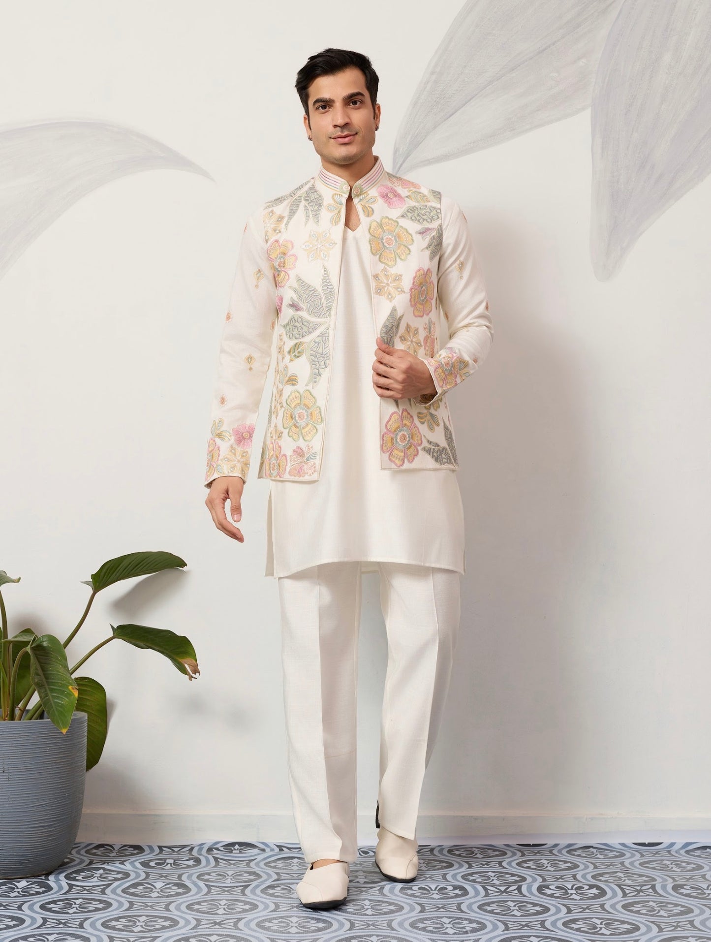 Ensemble Kurta Vesti Koti Homme blanc crème avec motifs floraux délicats et broderies de sequins COLLECTION VIVAAN