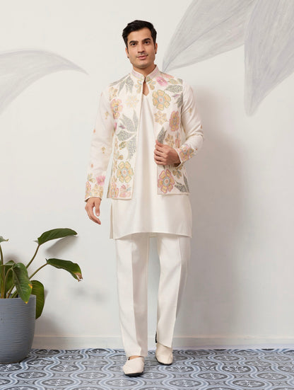 Ensemble Kurta Vesti Koti Homme blanc crème avec motifs floraux délicats et broderies de sequins COLLECTION VIVAAN