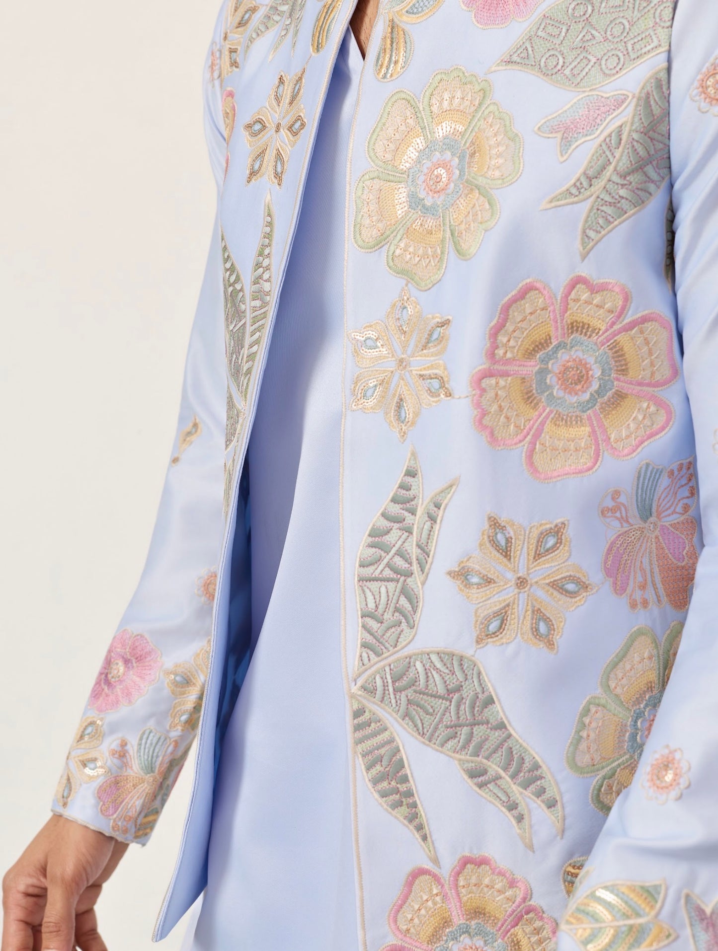 Ensemble Kurta Vesti Koti Homme bleu clair avec motifs floraux délicats et broderies de sequins COLLECTION VIVAAN