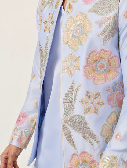 Ensemble Kurta Vesti Koti Homme bleu clair avec motifs floraux délicats et broderies de sequins COLLECTION VIVAAN