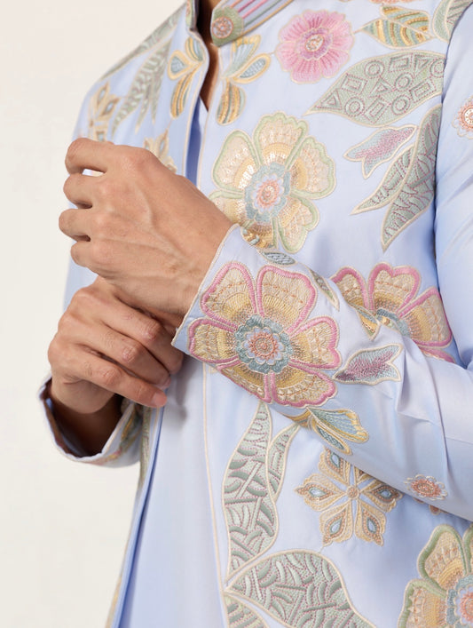 Ensemble Kurta Vesti Koti Homme bleu clair avec motifs floraux délicats et broderies de sequins COLLECTION VIVAAN