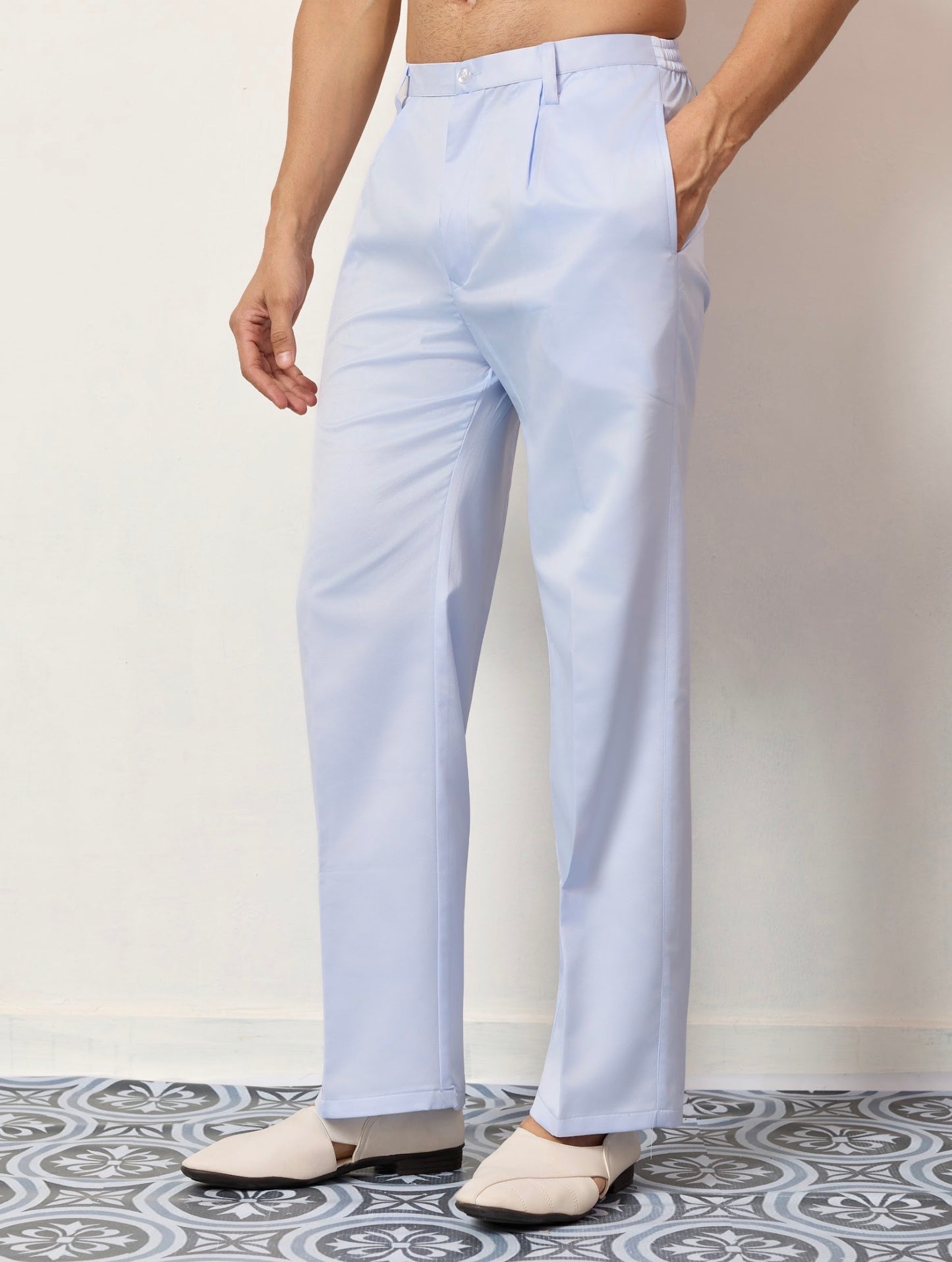 Ensemble Kurta Vesti Koti Homme bleu clair avec motifs floraux délicats et broderies de sequins COLLECTION VIVAAN