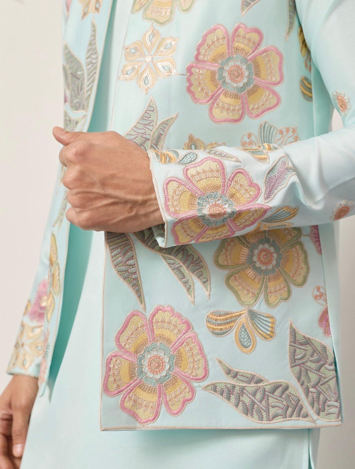 Ensemble Kurta Vesti Koti Homme bleu turquoise clair avec motifs floraux délicats et broderies de sequins COLLECTION VIVAAN