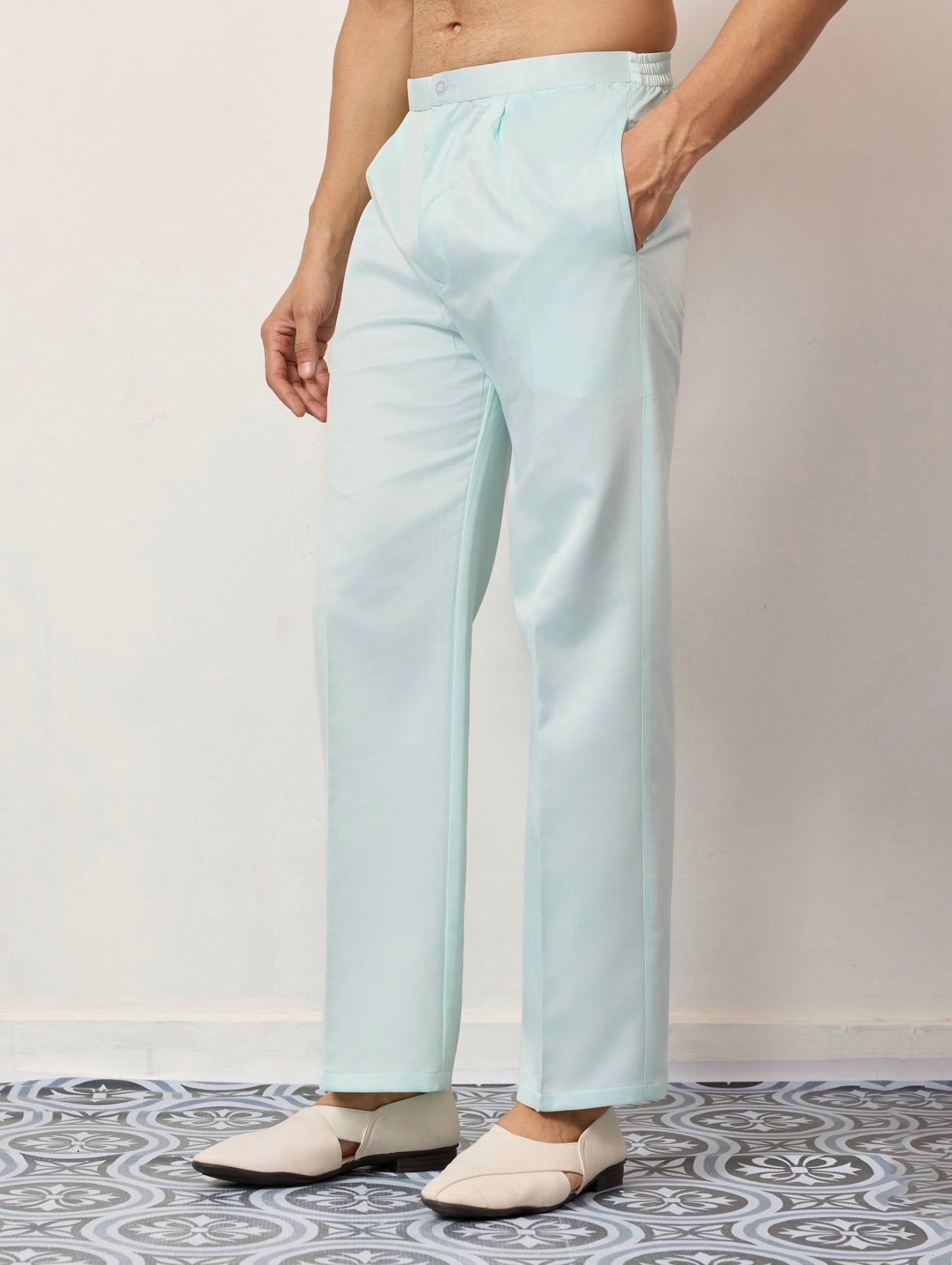 Ensemble Kurta Vesti Koti Homme bleu turquoise clair avec motifs floraux délicats et broderies de sequins COLLECTION VIVAAN