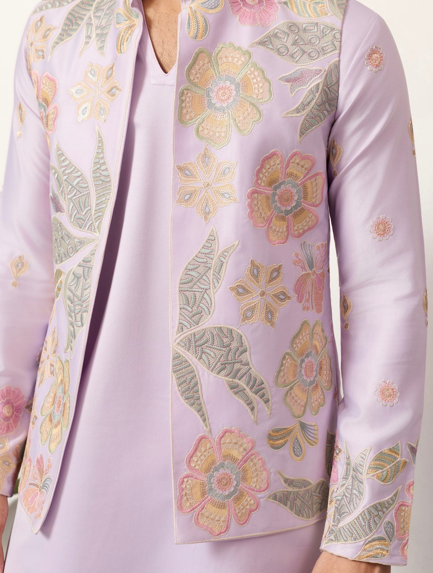 Ensemble Kurta Vesti Koti Homme violet clair lilas avec motifs floraux délicats et broderies de sequins COLLECTION VIVAAN