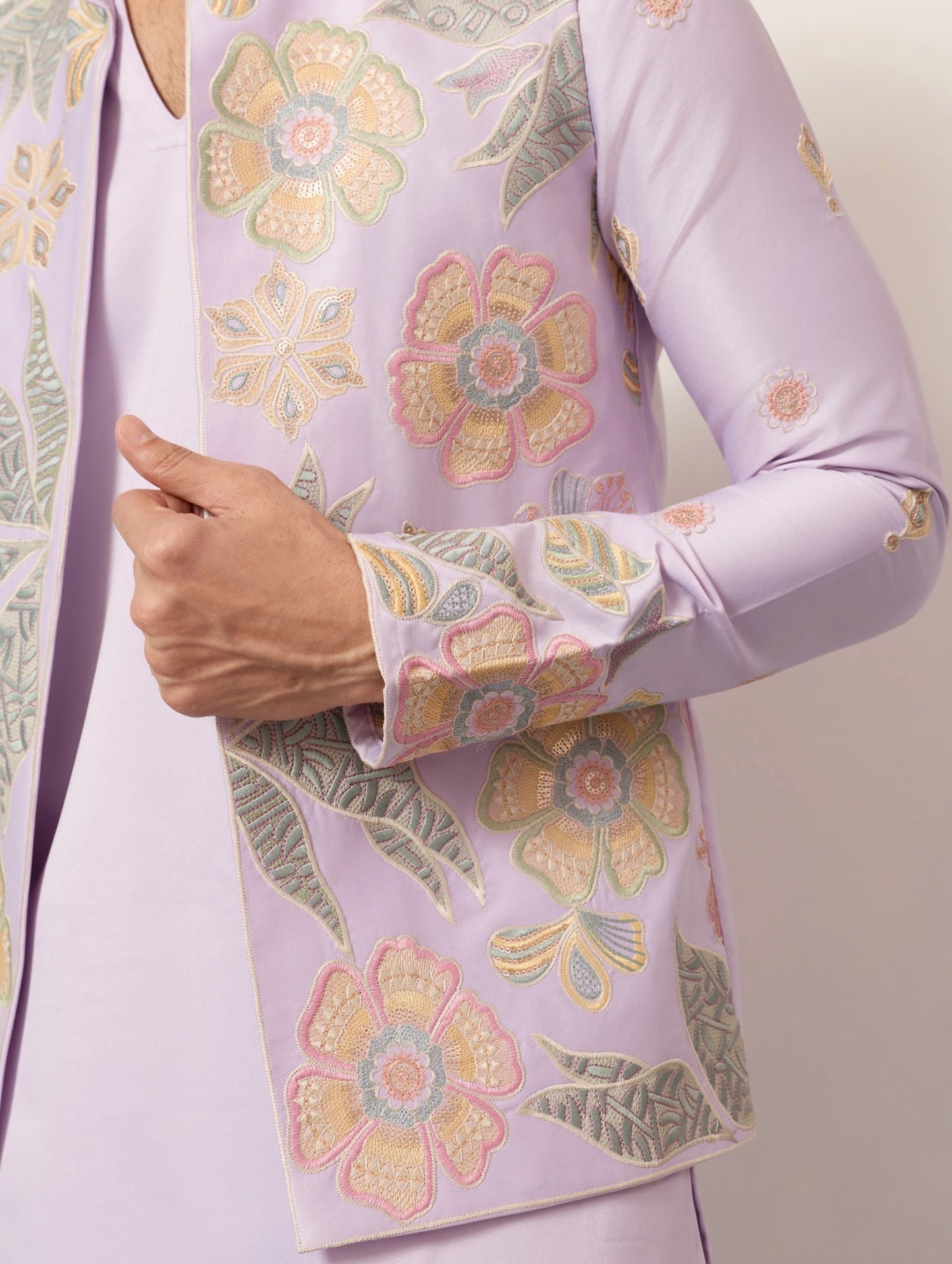 Ensemble Kurta Vesti Koti Homme violet clair lilas avec motifs floraux délicats et broderies de sequins COLLECTION VIVAAN